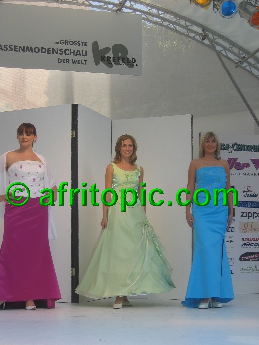 ../Images/Krefeld-Strssenmodenschau-2005 465.jpg